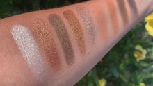 Cargar y reproducir el video en el visor de la galería, Gold Palette Waterproof Eyeshadow Sets
